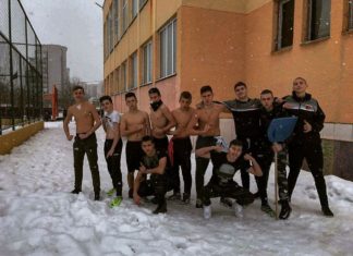 Набор 2002 на Локо се пуснаха голи до кръста в студа