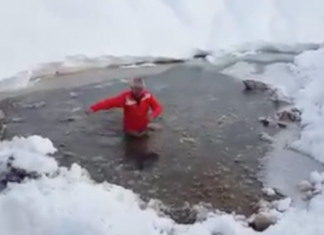 ВИДЕО: Крушарски се хвърли в реката в Говедарци при – 16 градуса! Чавдар Цветков влезе принудително