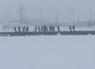 СНИМКИ: Няма милост за играчите на Ботев! Тренират в студа и леда