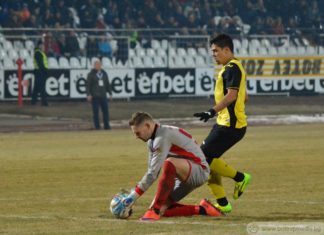 Фото факт! Вижте защо вратарят на Локо ГО трябваше да бъде изгонен с червен картон