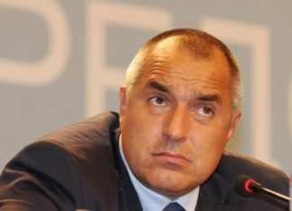 Фенове на Ботев и Локо пресрещнаха Бойко Борисов! Вижте, какво поискаха от него!