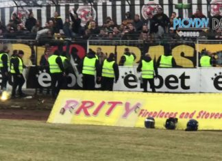 ЕКСКЛУЗИВНО ВИДЕО: Напрежение между бултраси и стюарди! Полиция влезе в сектора, летяха бомбички