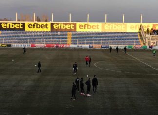 Проблем за Локо! Котев се контузи на загрявката