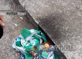 СНИМКА: Бултрасите вбесиха феновете на Черно море! Запалиха шал, фланелка и знаме на „моряците“