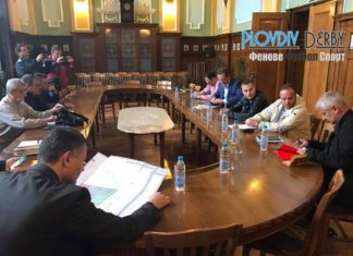 СНИМКИ: Започна срещата в Общината с клубовете от Лаута! Пратиха журналистите да си почиват, за да не се преуморят