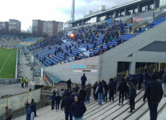 ВИДЕО: Напрежение между феновете на Ботев и Левски! Летяха факли! Вижте, какво забраниха на бултрасите, полиция нахлу в сектора