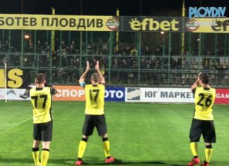 PlovdivDerbyTV: Футболисти и бултраси се поздравиха след победата
