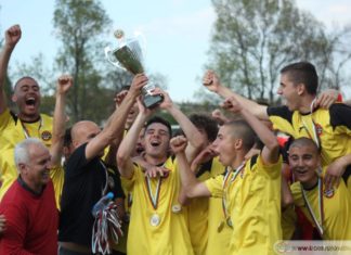 Шампионите от набор 2001 показват купата пред феновете преди мача с Верея