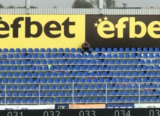 СНИМКА: Най-нетърпеливият фен на Ботев зае мястото си на трибуната 2 часа преди мача