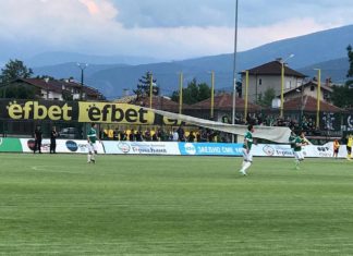 СНИМКИ: Феновете на Берое свалиха рекламните пана пред сектора си, за да гледат мача