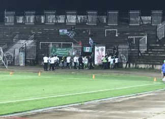 СНИМКА: Абсурд! Лудогороец празнува титла пред двайсетина фена!