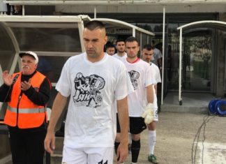 Футболистите на Локо с фланелките за Аян Садъков, много малко публика на Лаута СНИМКИ