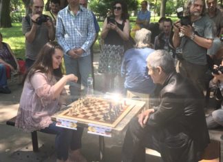 Чико с любопитна партия шах навръх рождения си ден, Тотев гледа (СНИМКИ)