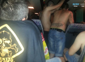 Македонски полицаи спряха единия рейс с фенове на Ботев заради български знамена