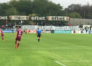 Полупразни трибуни на Лаута и два огромни плаката! СНИМКИ