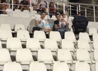 Това да се вижда! 6-месечната Амелия доведе мама и тати на мач СНИМКА