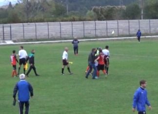 Грозно: Биха футболисти и съдии след победа на Рилски спортист в Сливница (видео)