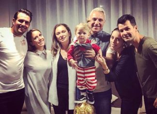 СНИМКИ: Стоичков и фамилия посрещнаха 2018 в България, малката Миа стъпи на “Златната топка”