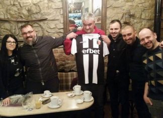 Благороден жест в черно-бяло