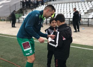 СНИМКИ: Камбуров зарадва деца на Локо с автографи