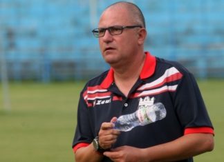 Треньор на тим от Втора лига наби съдия, полицаи го извеждат от терена