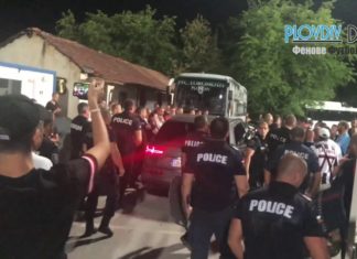 ВИДЕО: Високо напрежение на Лаута! Фенове на Локо Пд причакаха Крушарски на изхода на Лаута! Освиркаха го и го обиждаха