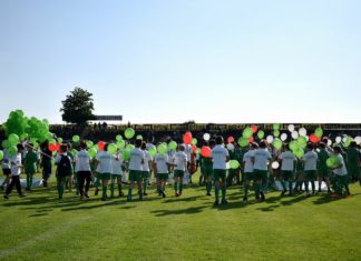 REFAN с нова екипировка за школата на Хебър! Над 400 тениски и гащета зарадваха малчуганите от Пазарджик СНИМКИ