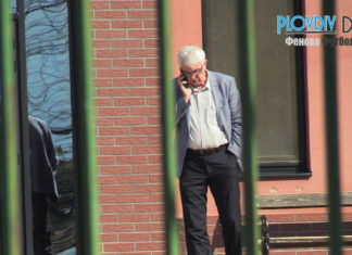 ИЗВЪНРЕДНО в PlovdivDerby: Бившият директор на Арена Армеец пристигна на срещата за Колежа СНИМКИ и ВИДЕО