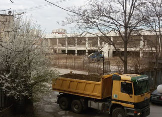 Върви почистването и зад Южната трибуна на Колежа СНИМКА