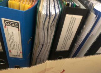 СНИМКИ: Проектанти и надзори заровиха глави в десетки папки с чертежи на Колежа