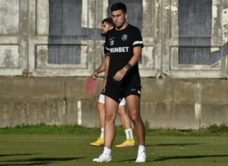 Бивш гръцки национал, играл за Панатинайкос и Асколи, започна в Локо