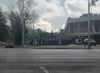 Огромни опашки за билети пред Колежа