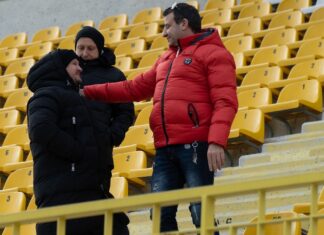 ЕКСКЛУЗИВНО в PlovdivDerby.com: Определеният като „сив кардинал“ в Ботев Пд, с коментар на обвиненията на Илиян Филипов Илиян Филипов в приятелски разговор със Саша Ослан, преди отношенията им да се обтегнат. На заден план: Антон Зингаревич