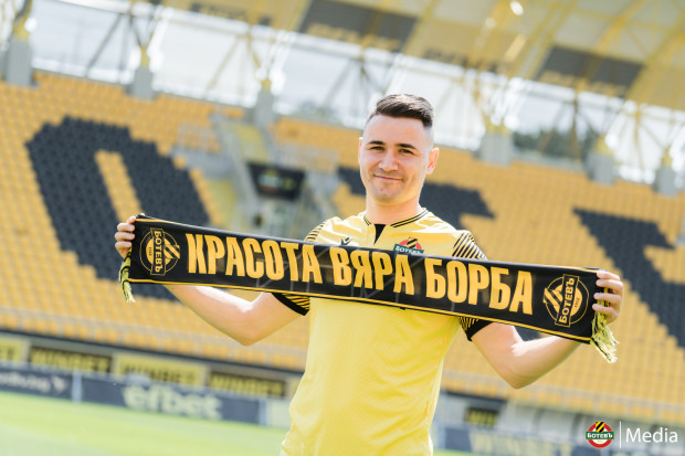 Ботев представи Янис Карабельов, договорът му е за 2 години