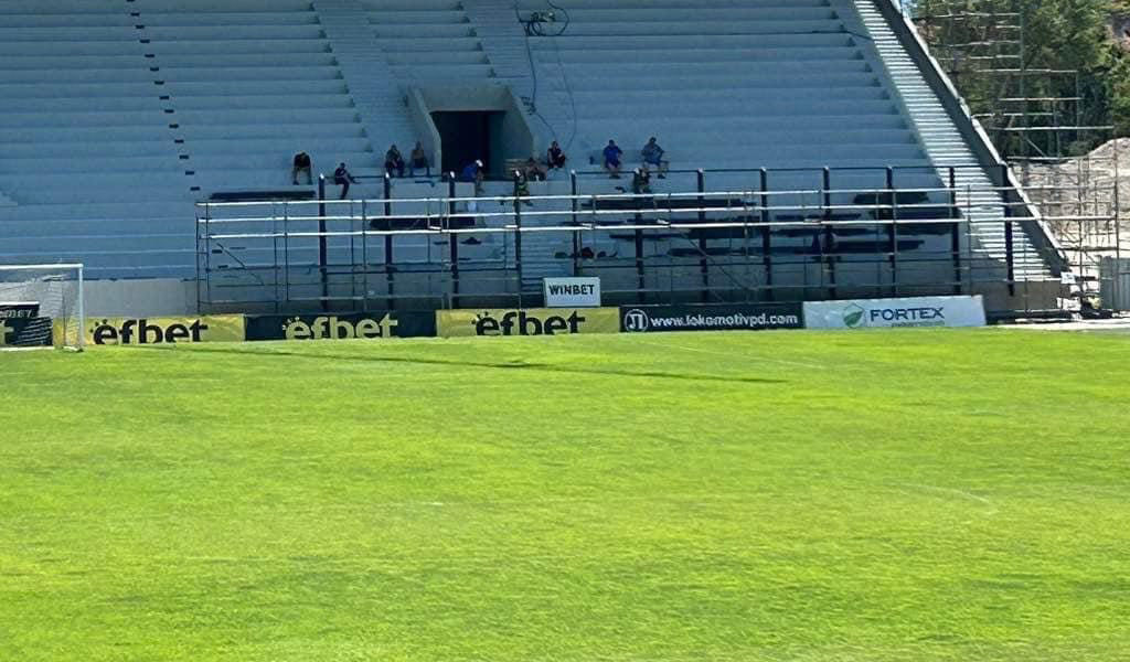 Започна поставянето на оградата на сектора за гости на Лаута! Фенове помагат със седалките!