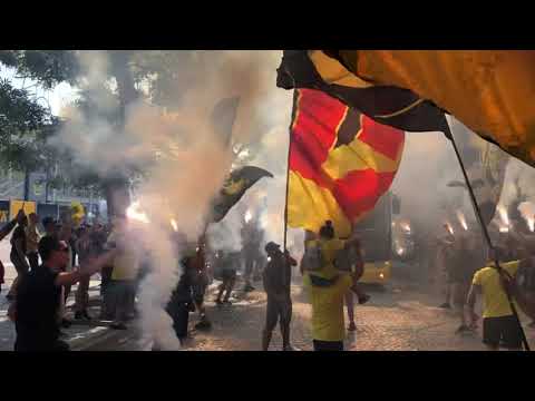 Стотици бултраси с десетки факли направиха огнен шпалир на автобуса на Ботев Пд