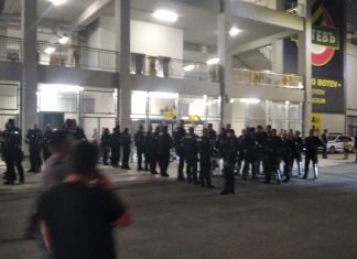 СНИМКИ: Полицейски кордон пред Колежа след края на снощния мач