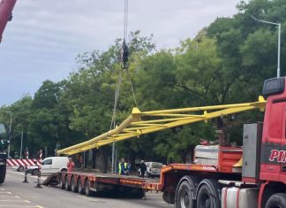 25-метрова конструкция за новата козирка пристигна на „Колежа“