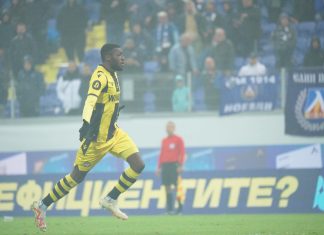 Ботев скочи яростно да бие Левски на Герена! Отменена дузпа от ВАР спря канарчетата!