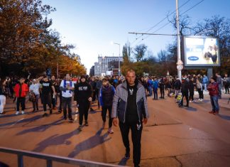 СНИМКИ | Протестът срещу БФС започна, феновете вече се събират около Националния стадион „Васил Левски“
