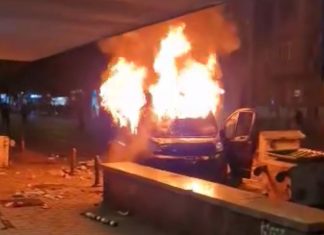 ВИДЕО: Протестиращите фенове запалиха полицейски бус!