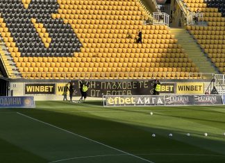 Три ултрас групи на канарчетата закачиха интересен банер на Колежа