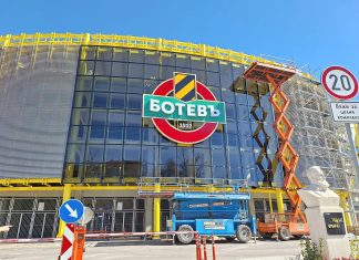 Монтираха емблемата на Колежа!