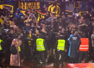 Феновете на Ботев Пд нахлуха на пистата след последния съдийски сигнал!