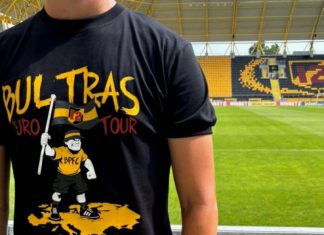 Феновете на Ботев със специална фланелка за Европа