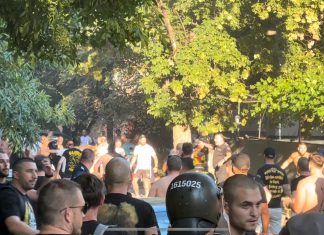 ВОЙНА с павета, камъни и факли на Колежа! Има ранени! ВИДЕО