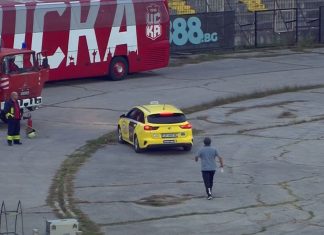 Куриоз! Такси влезе на стадиона по време на мач от Първа лига (ВИДЕО)