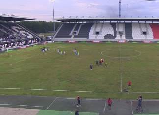 След загубата: Фенове на Локо Пд навлезнаха на терена, за да говорят с играчите!