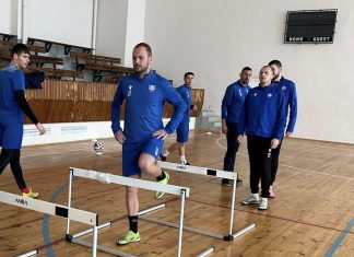 Спартак е на лагер в Тополовград, тренира в зала