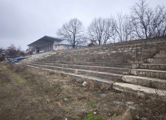 СНИМКИ: Разруха, мизерия и боклуци обхващат стадион „Тодор Диев“ – какво ще е бъдещето му?